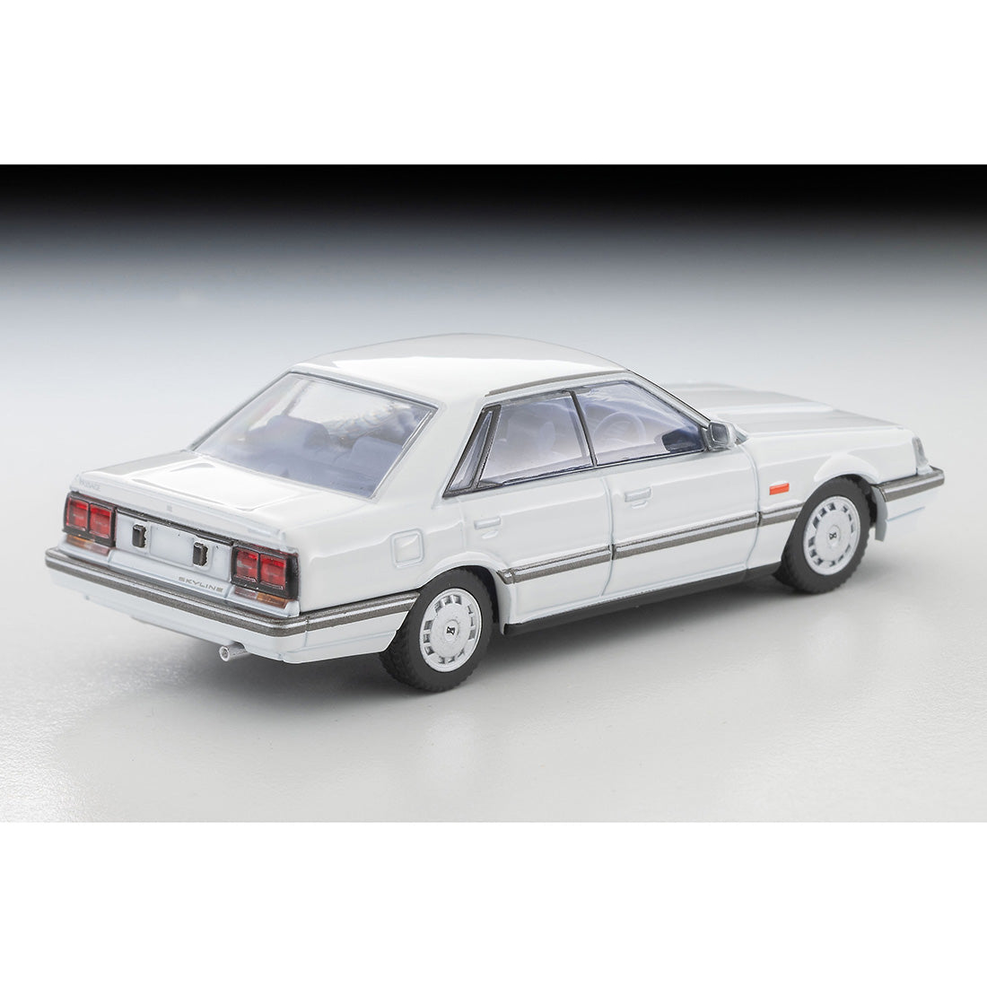 Tomica Limited Vintage Neo LV-N351a Nissan Skyline 4 Door 1800 Passage 1985 1:64