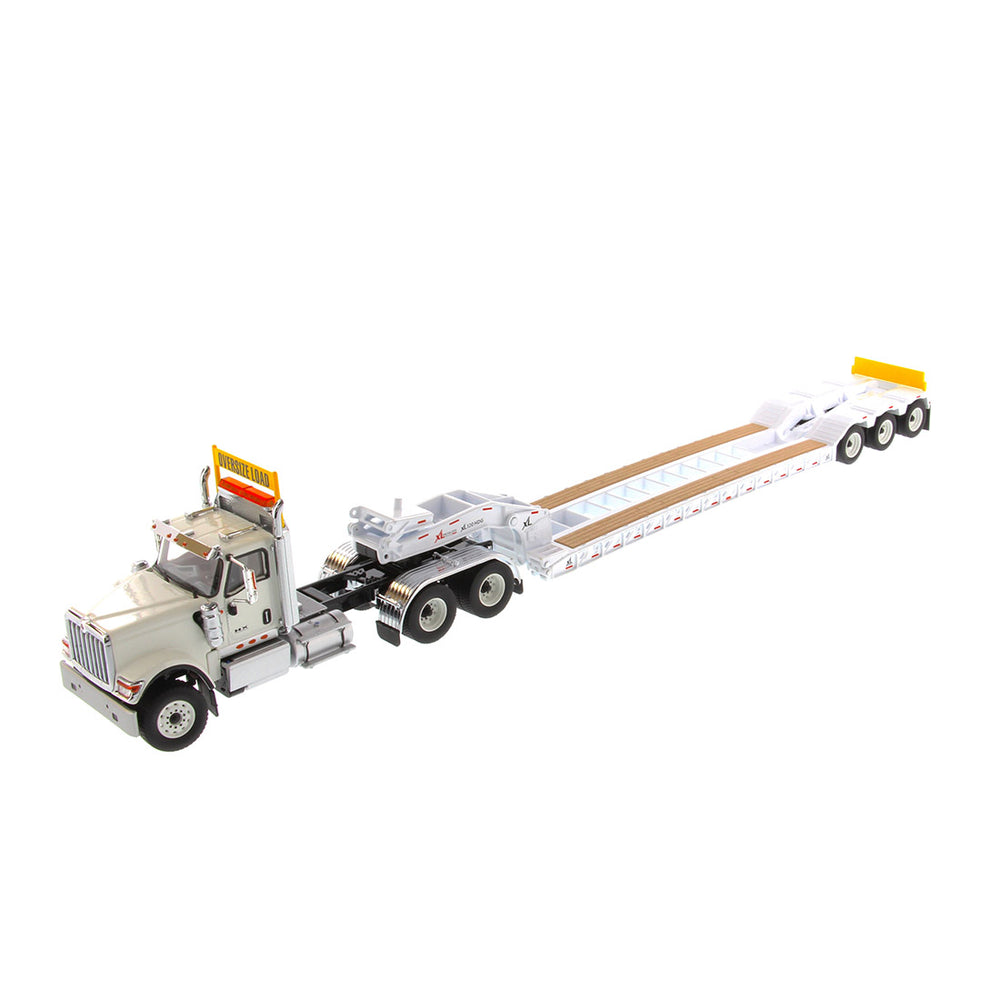 Tomica Limited Vintage Neo LKW International HX520 Doppelachse mit Flachauflieger 1:50