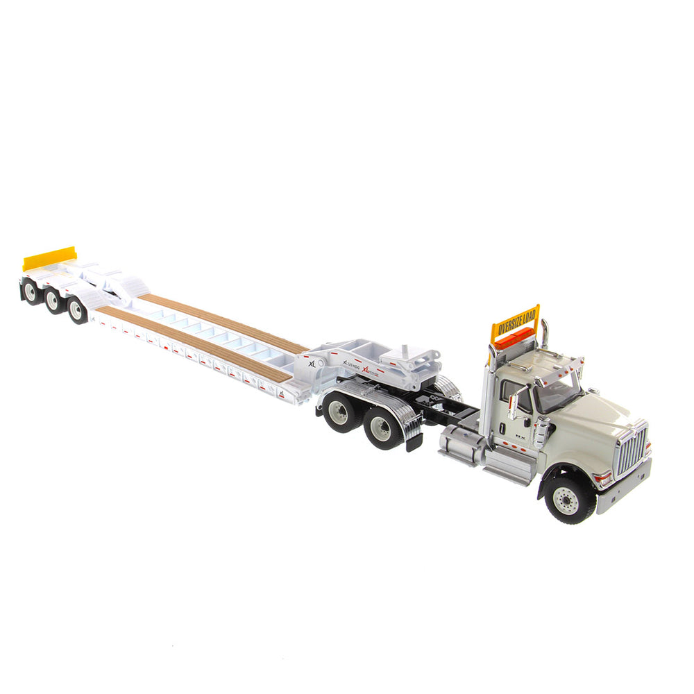 
                  
                    Tomica Limited Vintage Neo LKW International HX520 Doppelachse mit Flachauflieger 1:50
                  
                