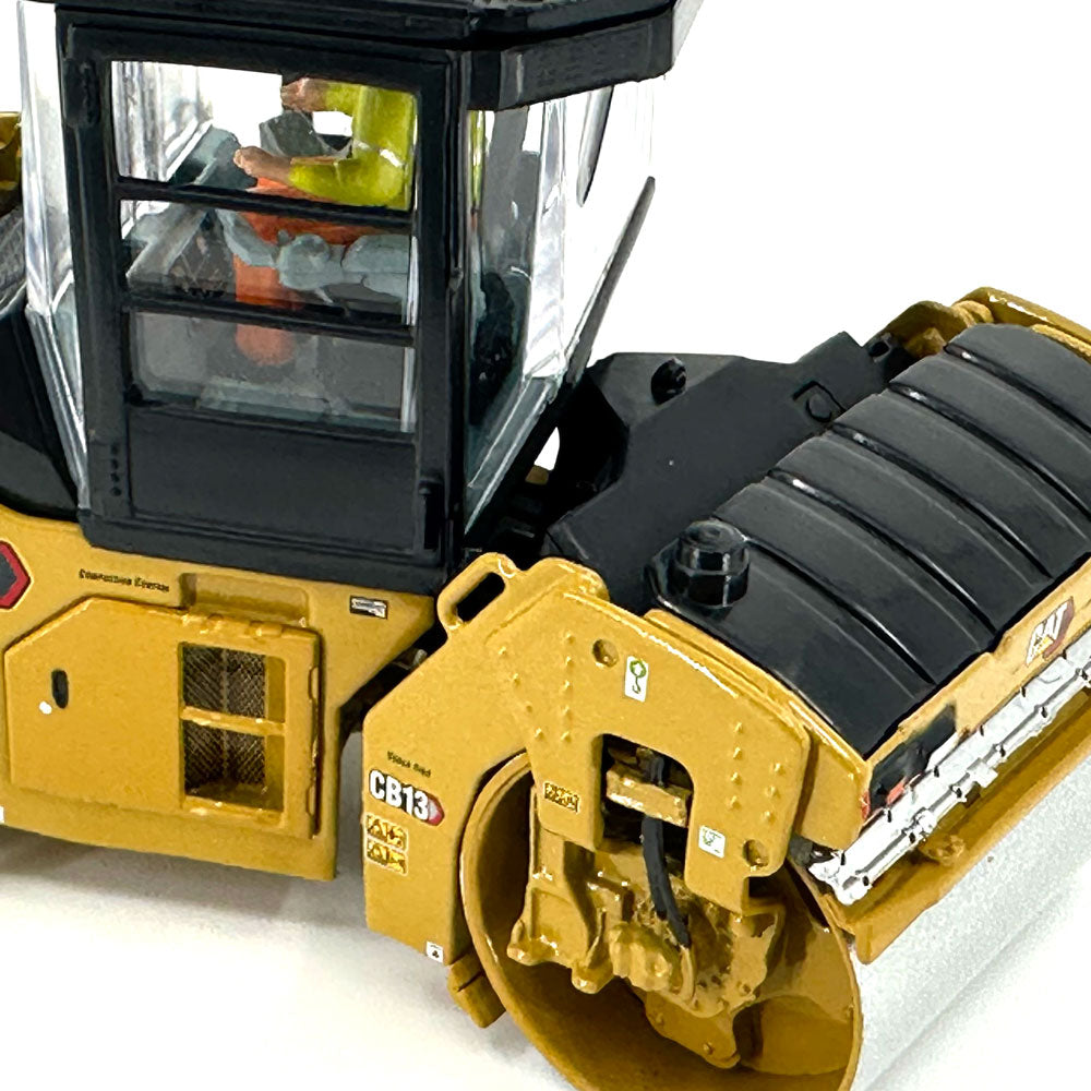 
                  
                    Diecast Masters 85595 cat cb 13 vibrations strassenwalze mit fuhrerhaus 1:50 9
                  
                