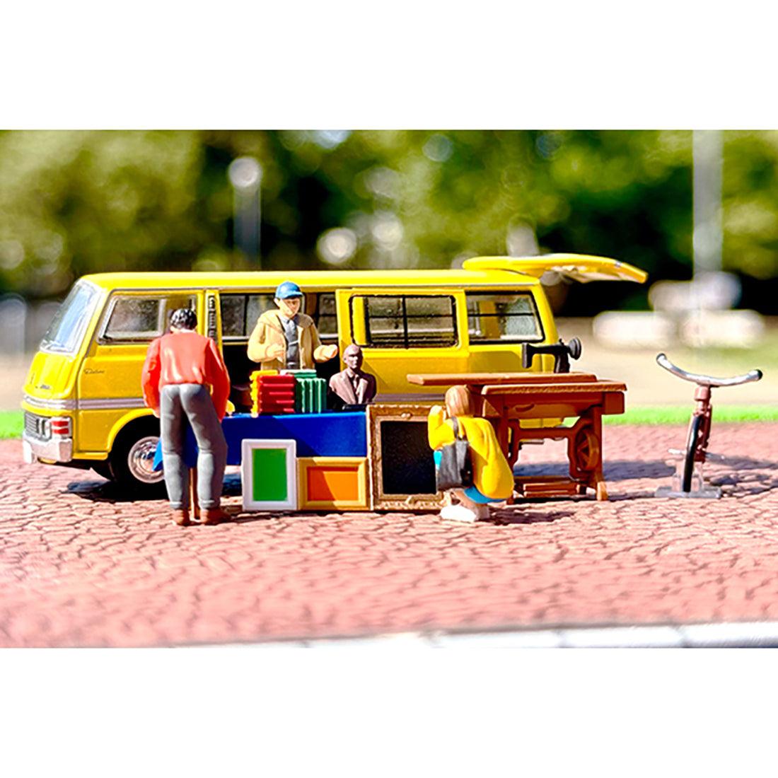 Tomica Diocolle64 #CarSnap 25a Diorama Flohmarkt & Nissan Homy Van 1:64